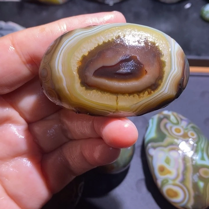 未镶嵌玛瑙/玉髓珠宝半成品卡**里