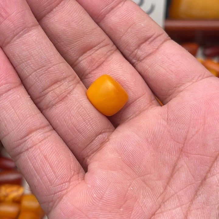 钟***海琥珀未镶嵌裸石蜜蜡墩子