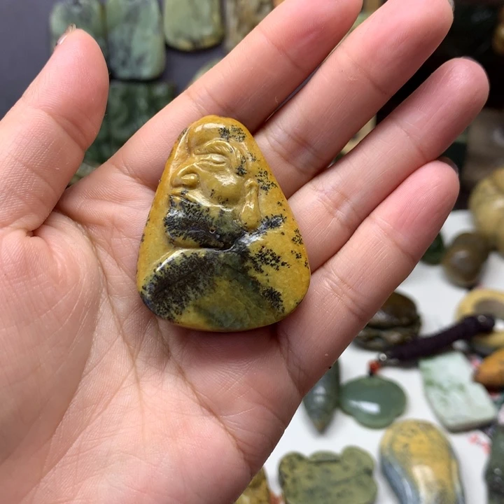 透闪石质玉未镶嵌颈饰