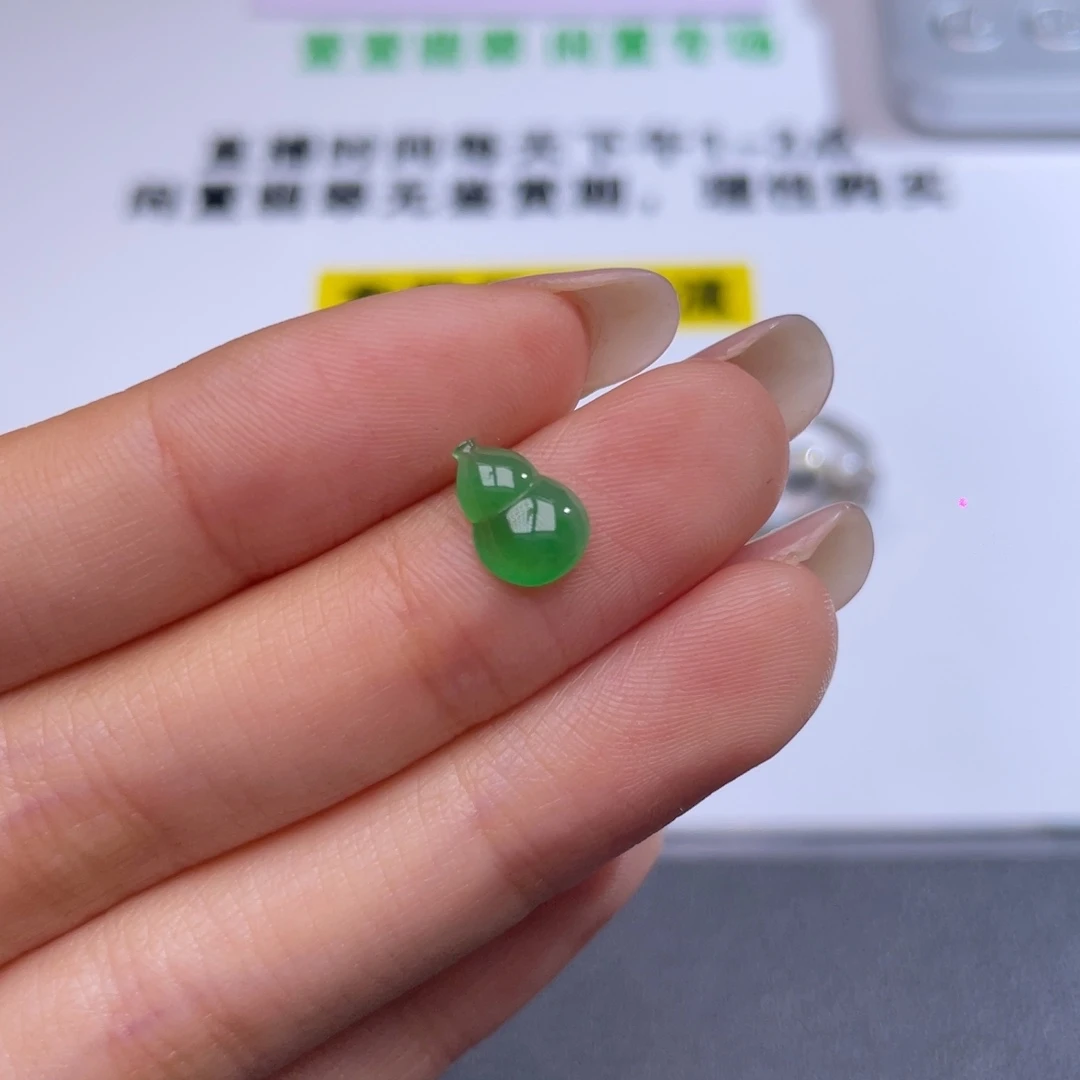 翡翠未镶嵌颈饰绿葫芦