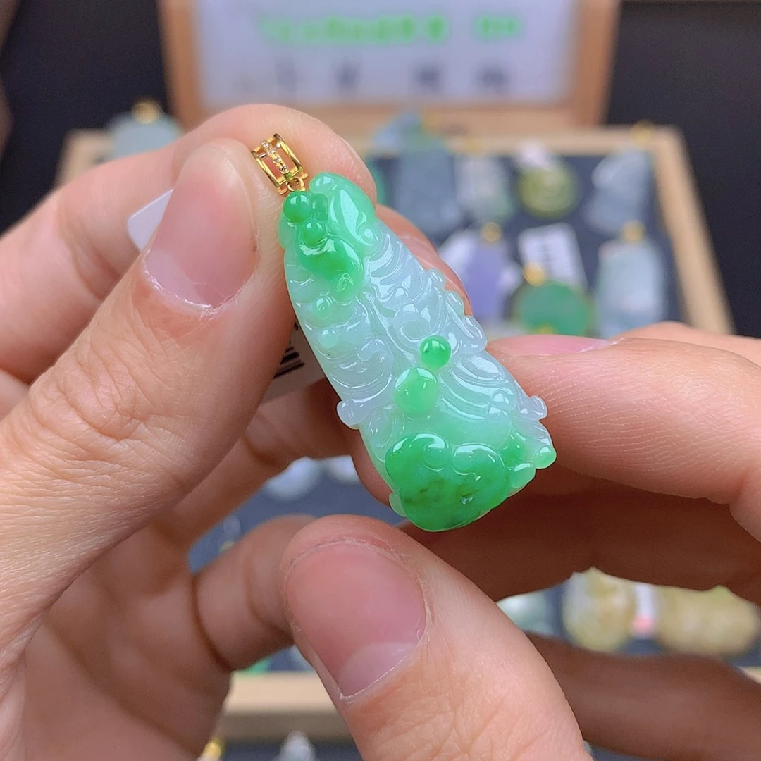 翡翠颈饰18K金镶嵌翡翠