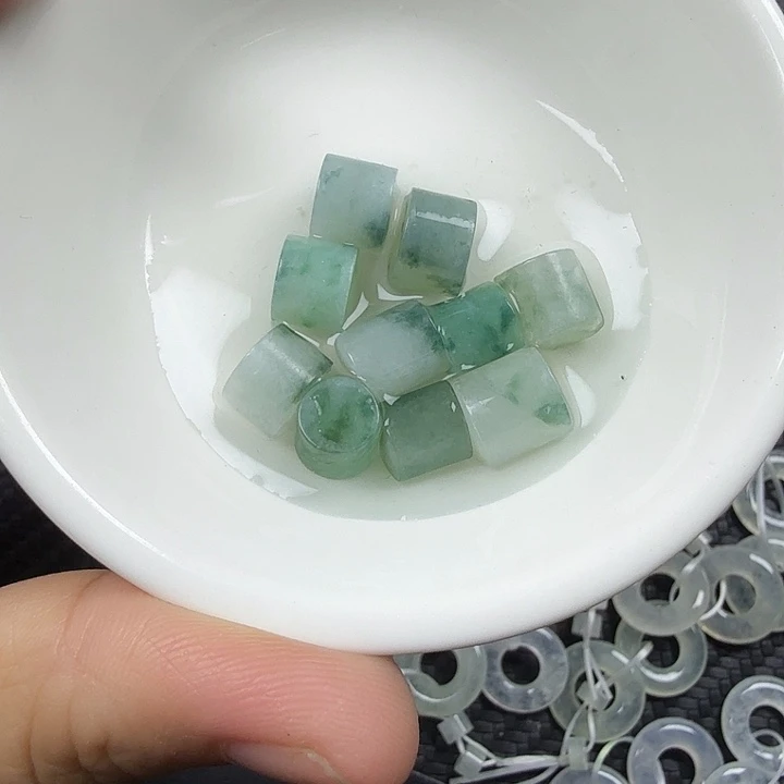 豹***不颈饰未镶嵌翡翠天然缅甸A货翡翠