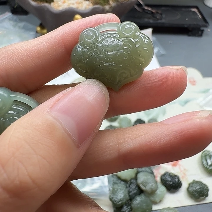 和田玉未镶嵌颈饰100