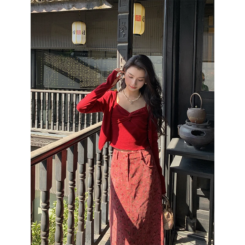 邓六六法式复古红色针织套装女早春高级感灯芯绒碎花半身裙三件套