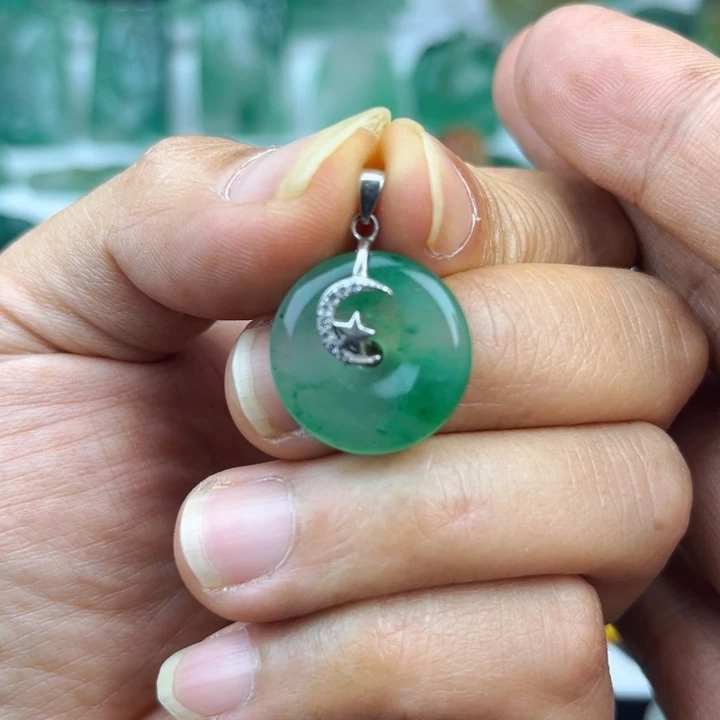 颈饰未镶嵌石英质玉