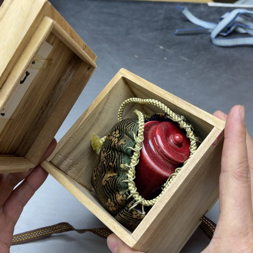 瓷片千***?密密麻麻地排列着一个