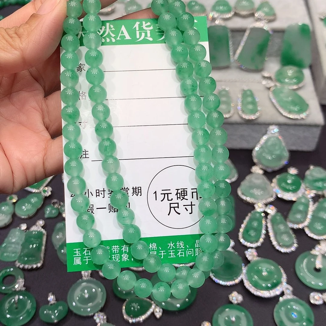 颈饰未镶嵌石英质玉（非洲翠）