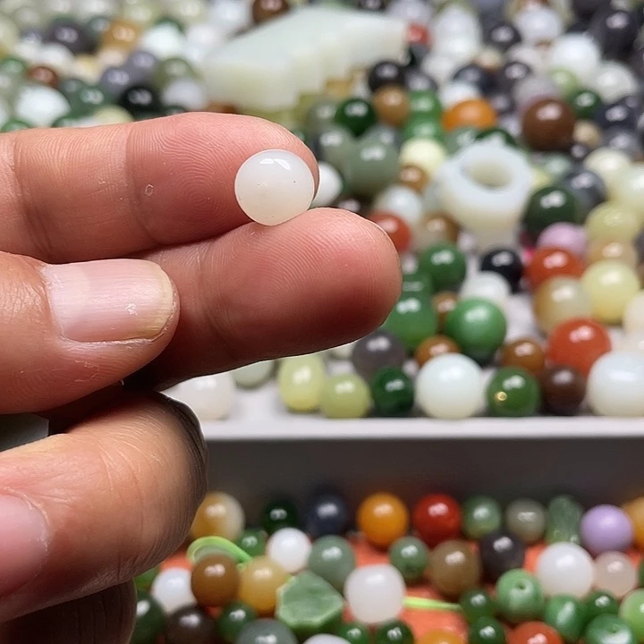 和田玉未镶嵌颈饰诸**石