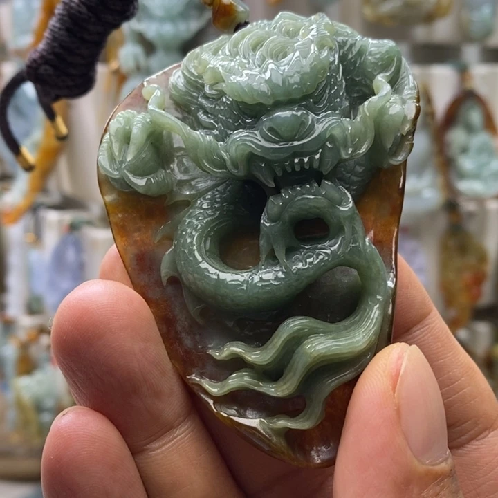 翡翠未镶嵌颈饰龙