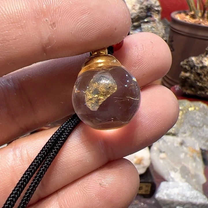 聚金阁的自然金吊坠