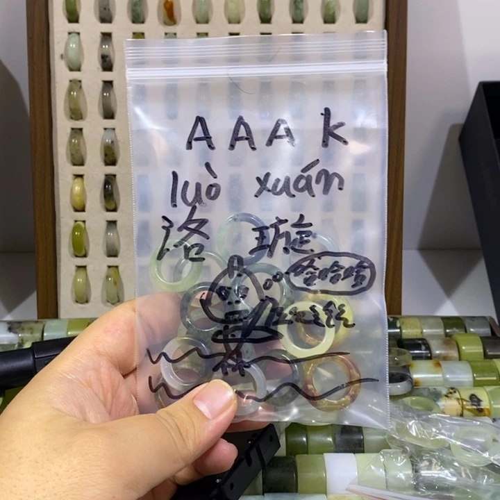 洛***璇蛇纹石玉未镶嵌戒指