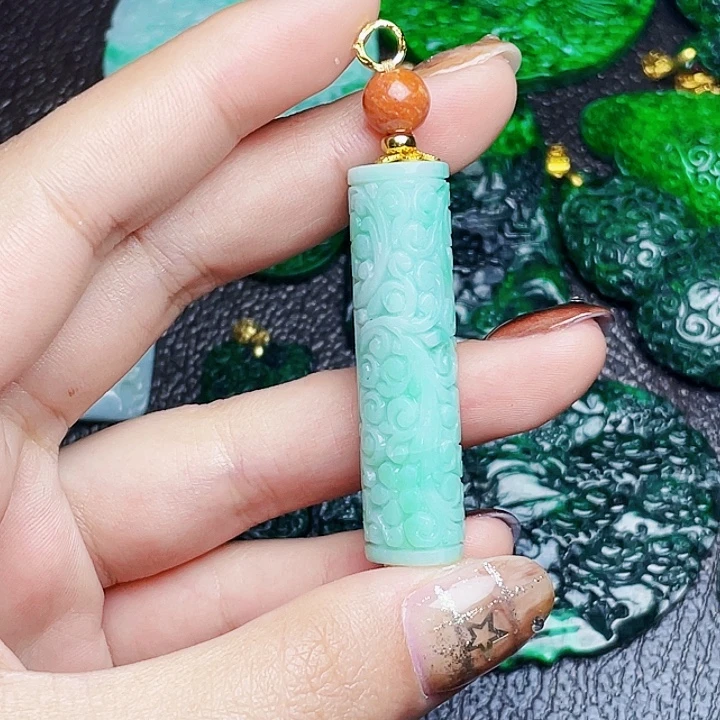 翡翠未镶嵌颈饰多样性