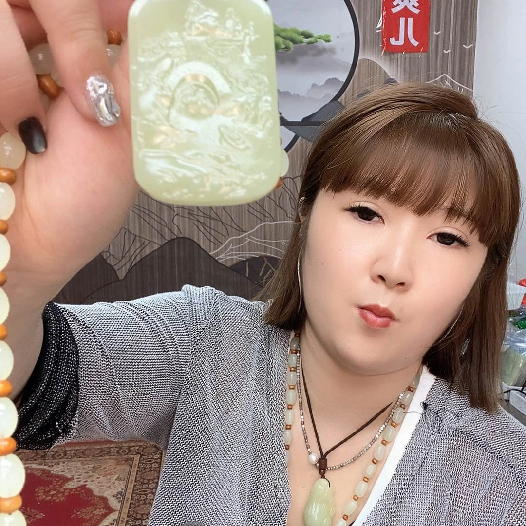 宇***峥蛇纹石玉未镶嵌颈饰