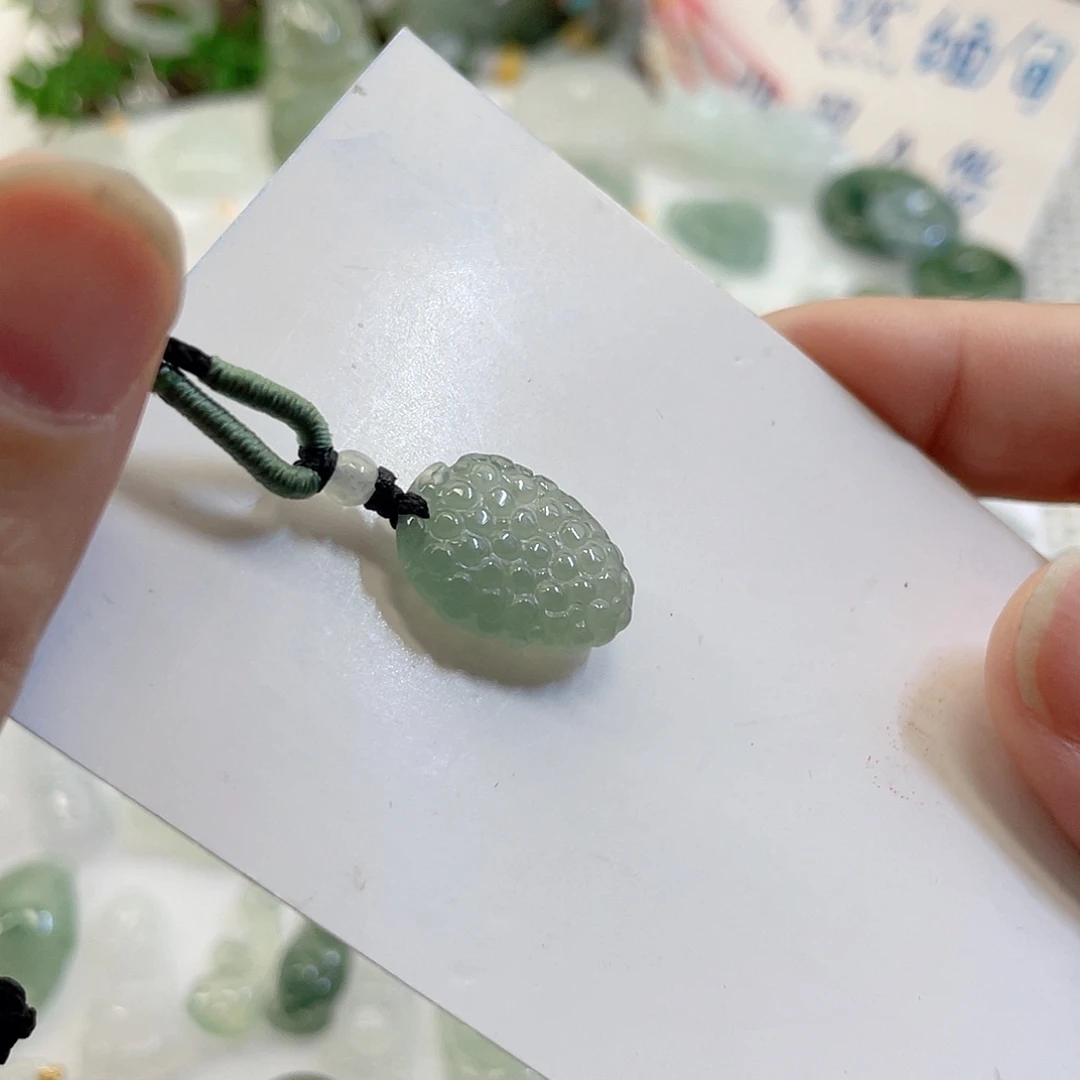 翡翠未镶嵌颈饰小葡萄