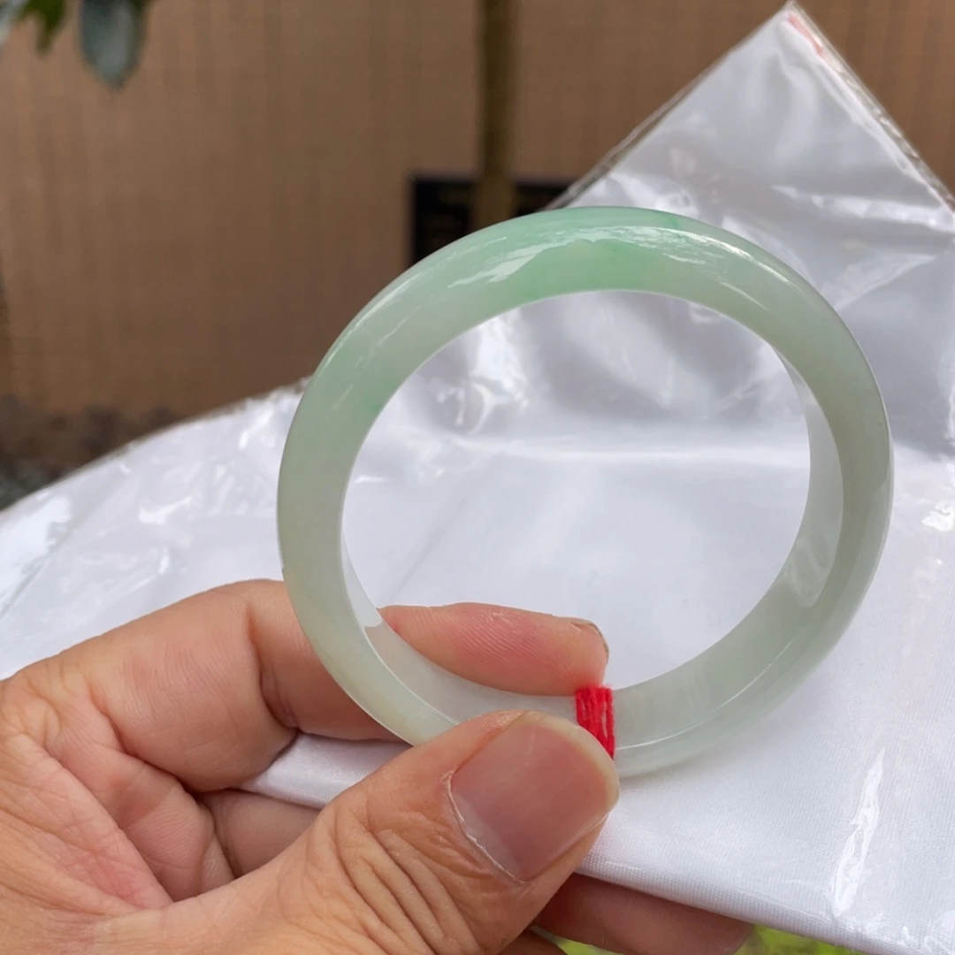 翡翠未镶嵌手镯57糯化飘绿（微棉）