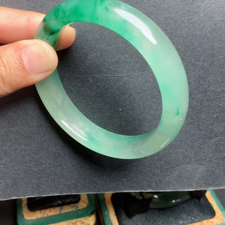 未镶嵌手镯石英质玉