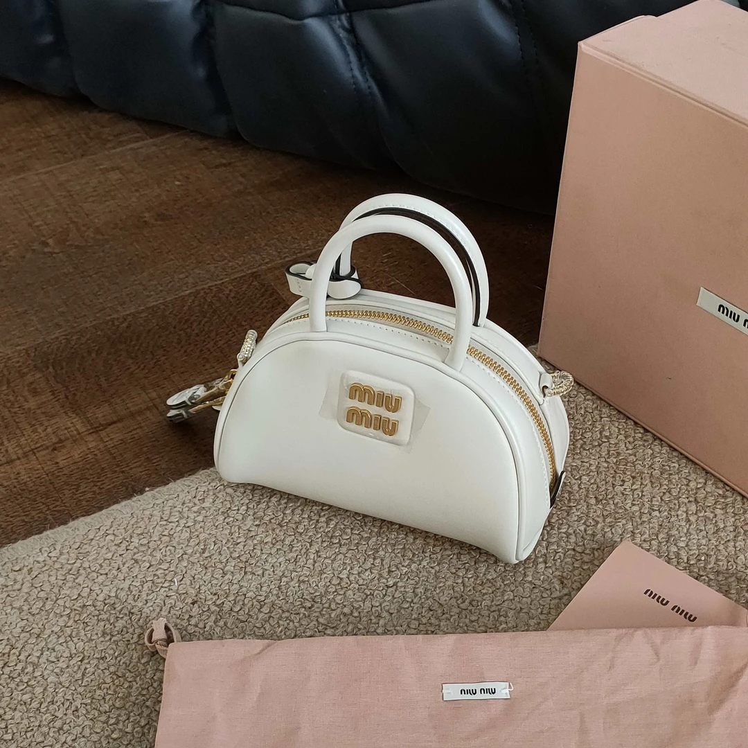 95新 MIU MIU/缪缪 Azul- 排队白金牛半月手提斜挎保龄球包39958