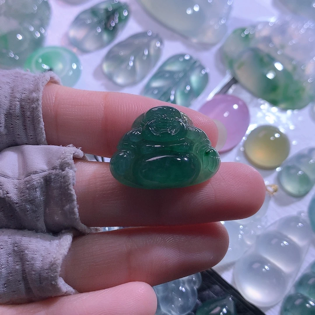 翡翠未镶嵌颈饰佛