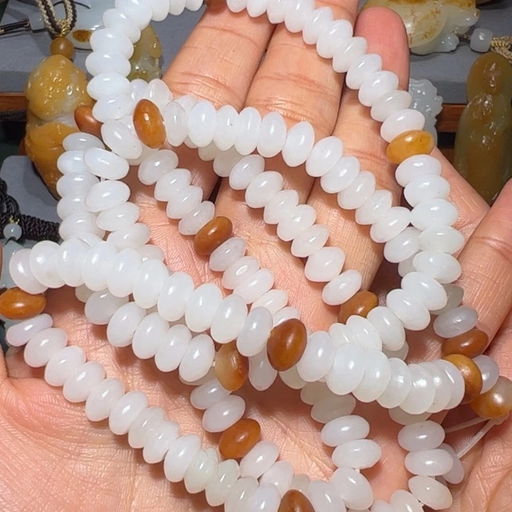 笑***然和田玉未镶嵌颈饰