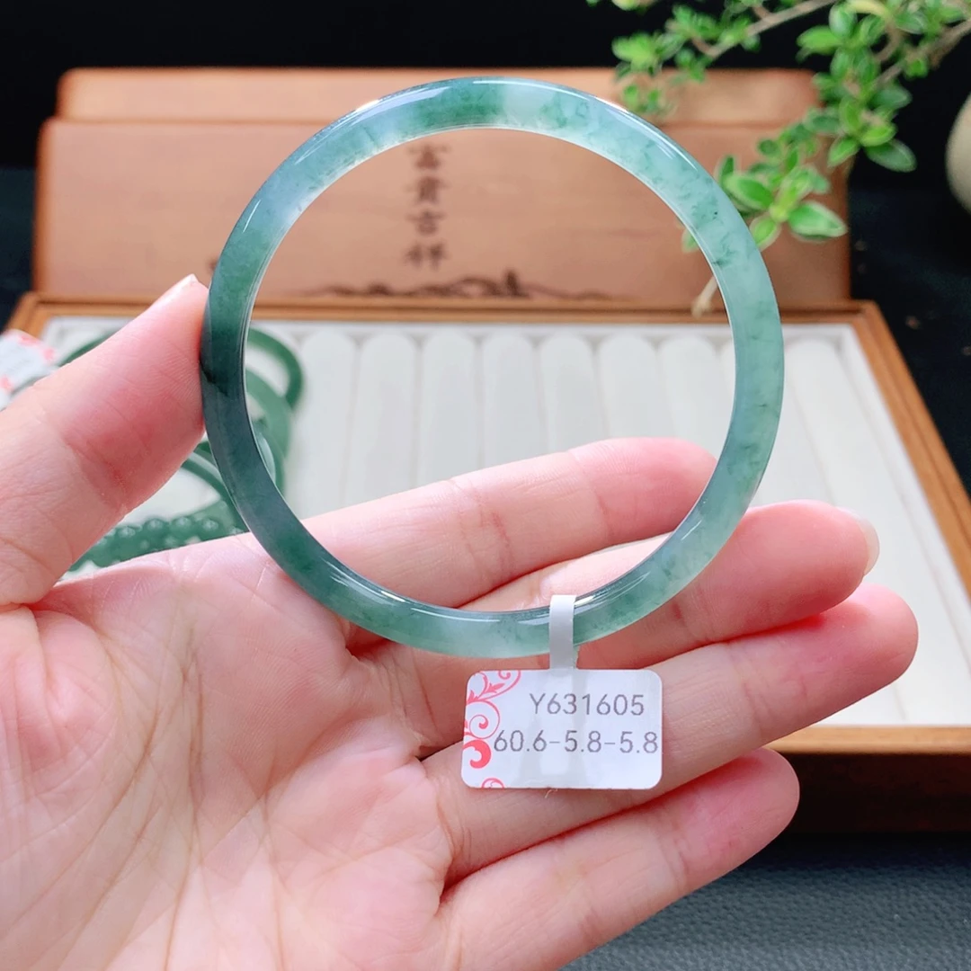未镶嵌手镯（圆镯）翡翠