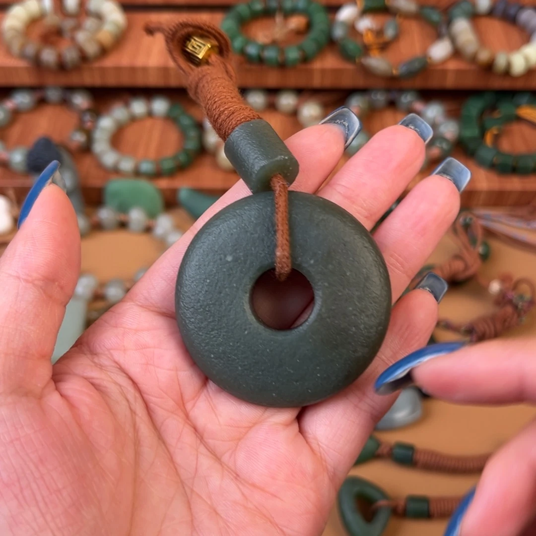 颈饰未镶嵌和田玉（糖玉）