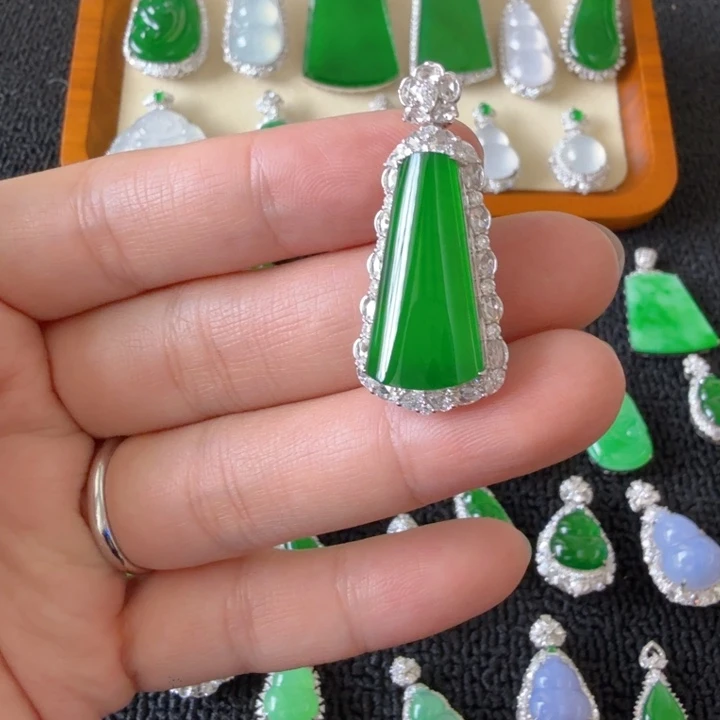 翡翠18K金镶嵌颈饰吊坠