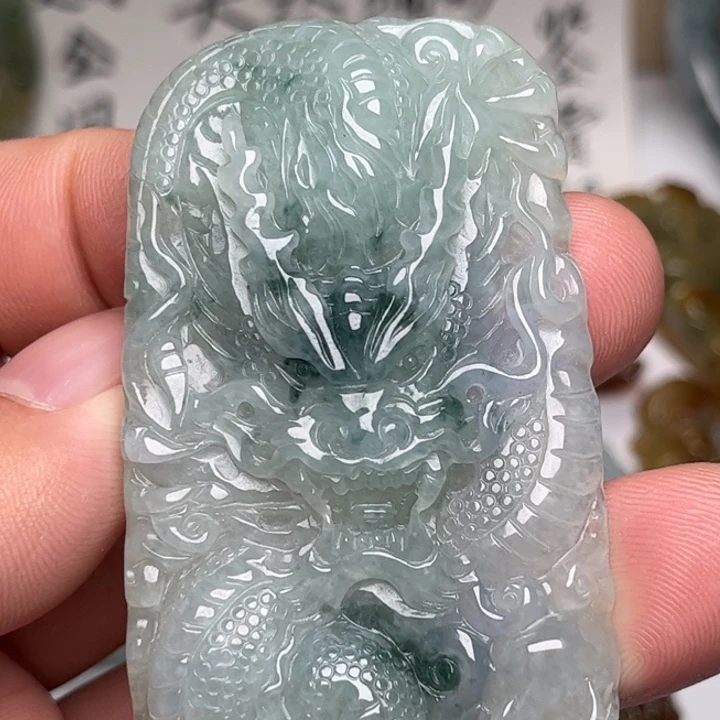 翡翠未镶嵌颈饰龙