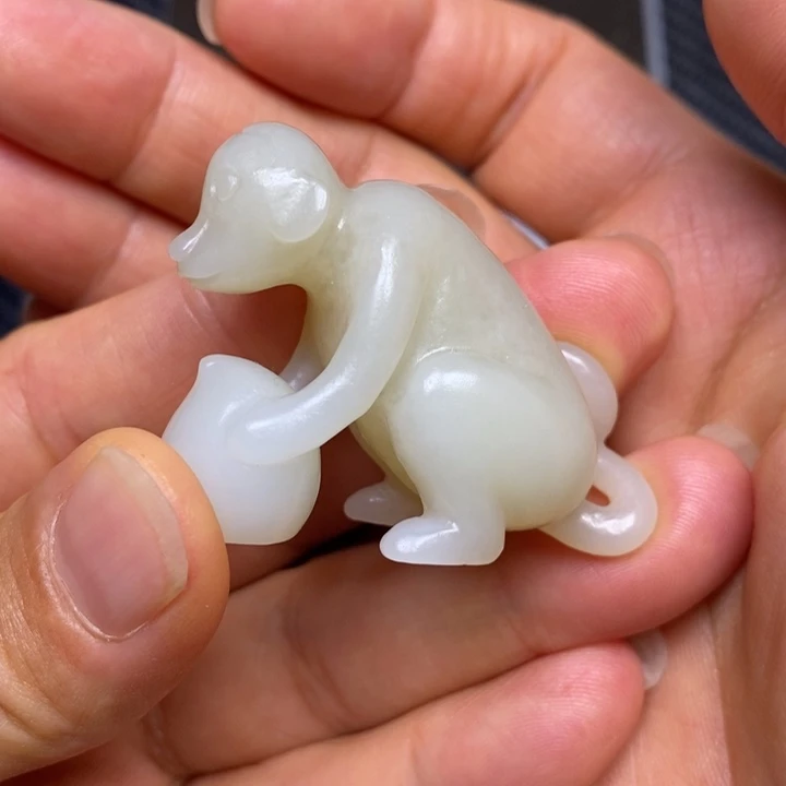 和田玉未镶嵌颈饰春**面