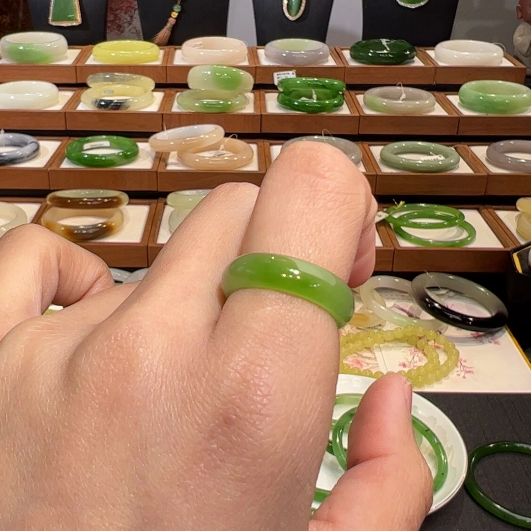 和田玉戒圈未镶嵌俄碧果绿直径17