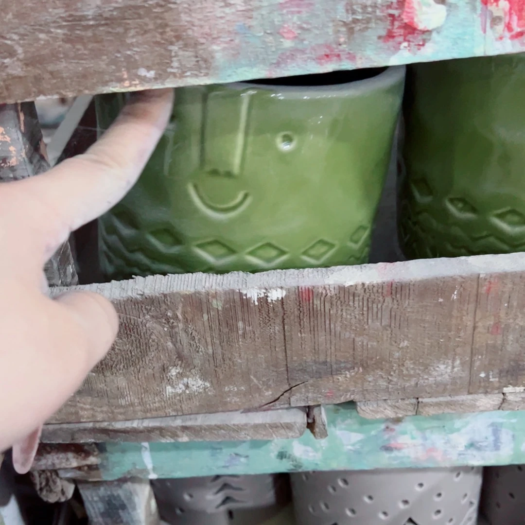 有孔，陶瓷花盆满10米包邮发货。