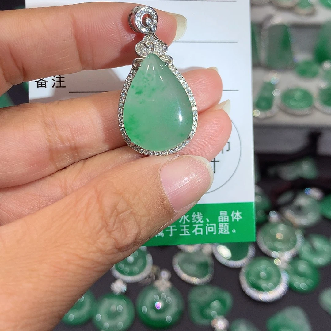 颈饰银S925镶嵌石英质玉（非洲翠）