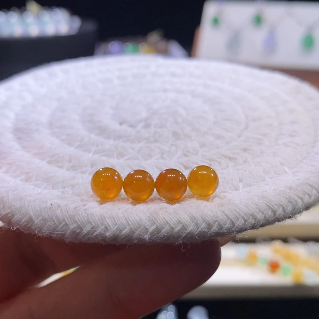 翡翠未镶嵌颈饰多样性发其一