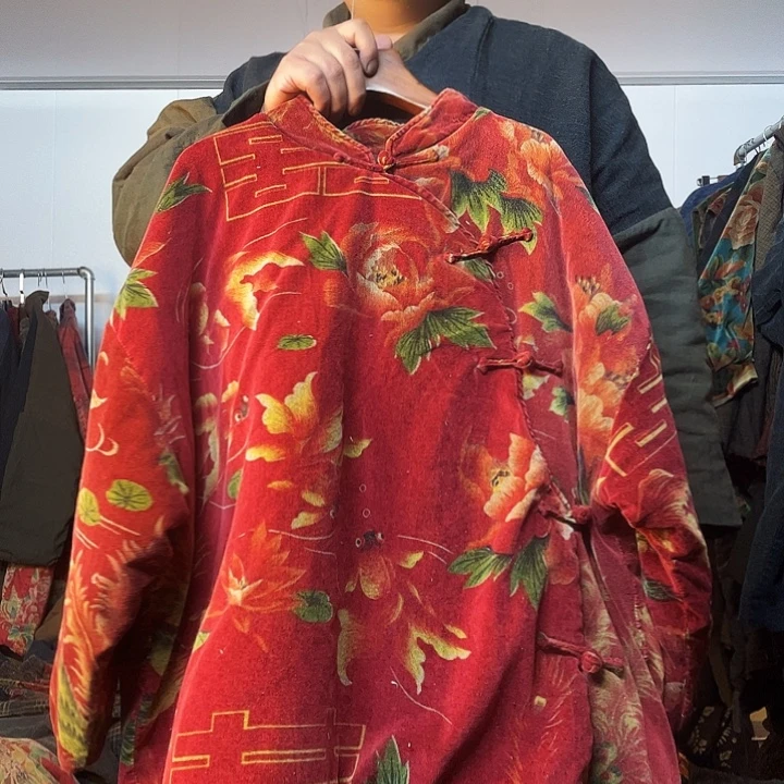 油蜡染红色斜盘襟棉服