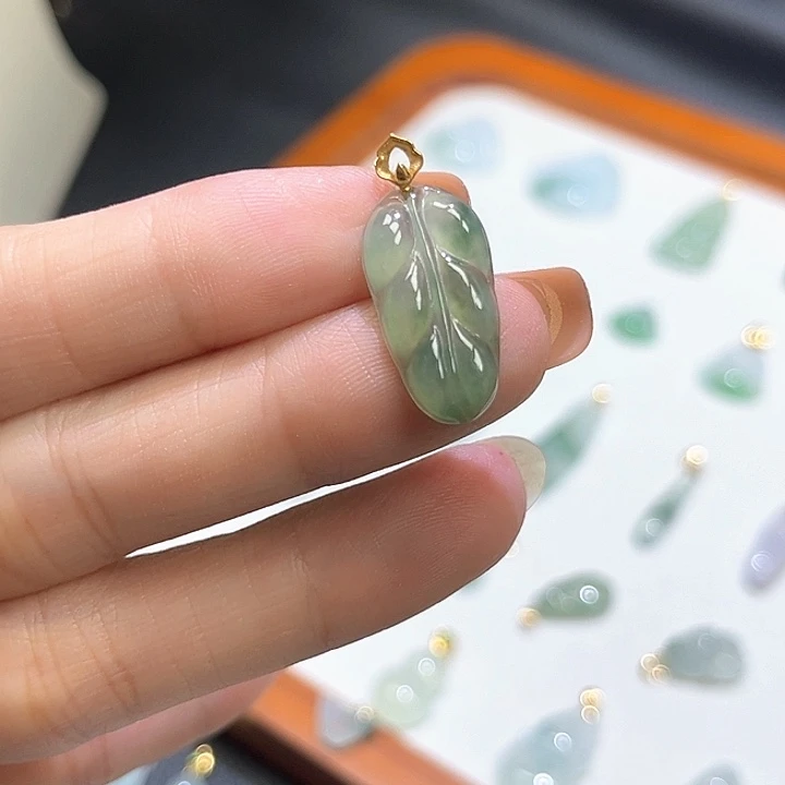 翡翠18K金镶嵌颈饰