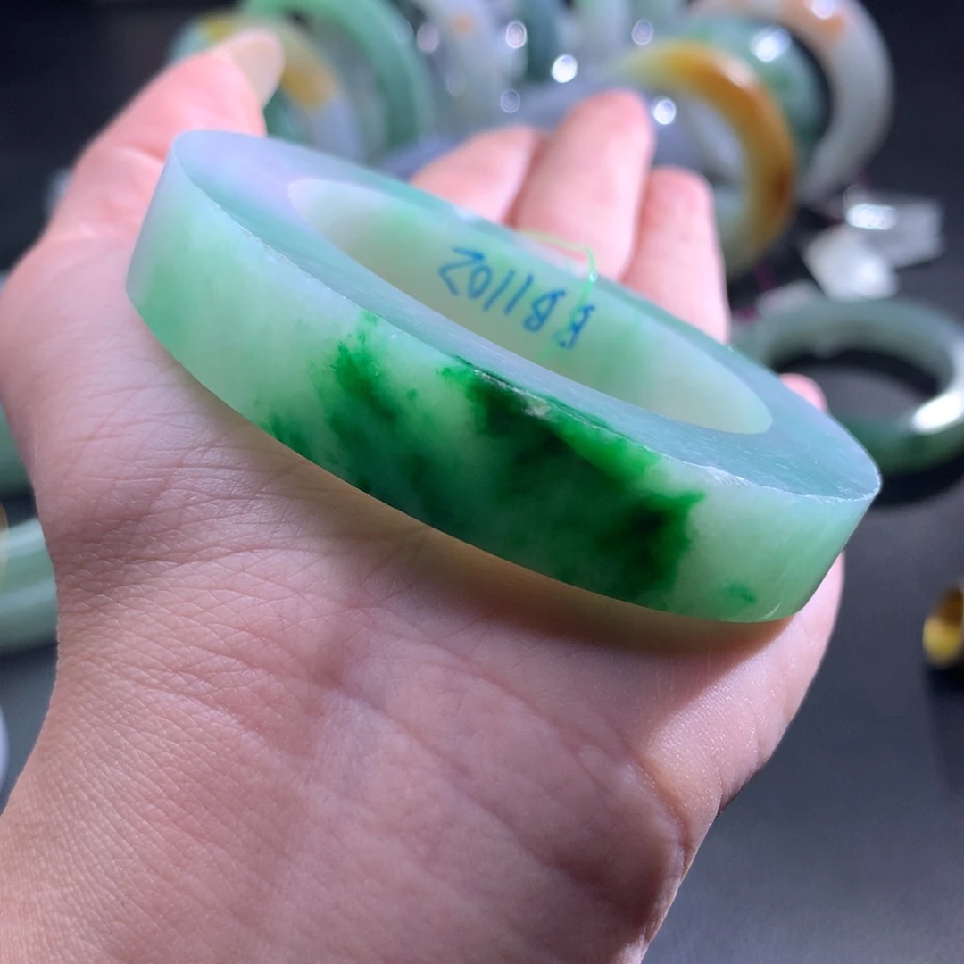 定制翡翠未镶嵌翡翠手镯50-57正。辣绿，微瑕
