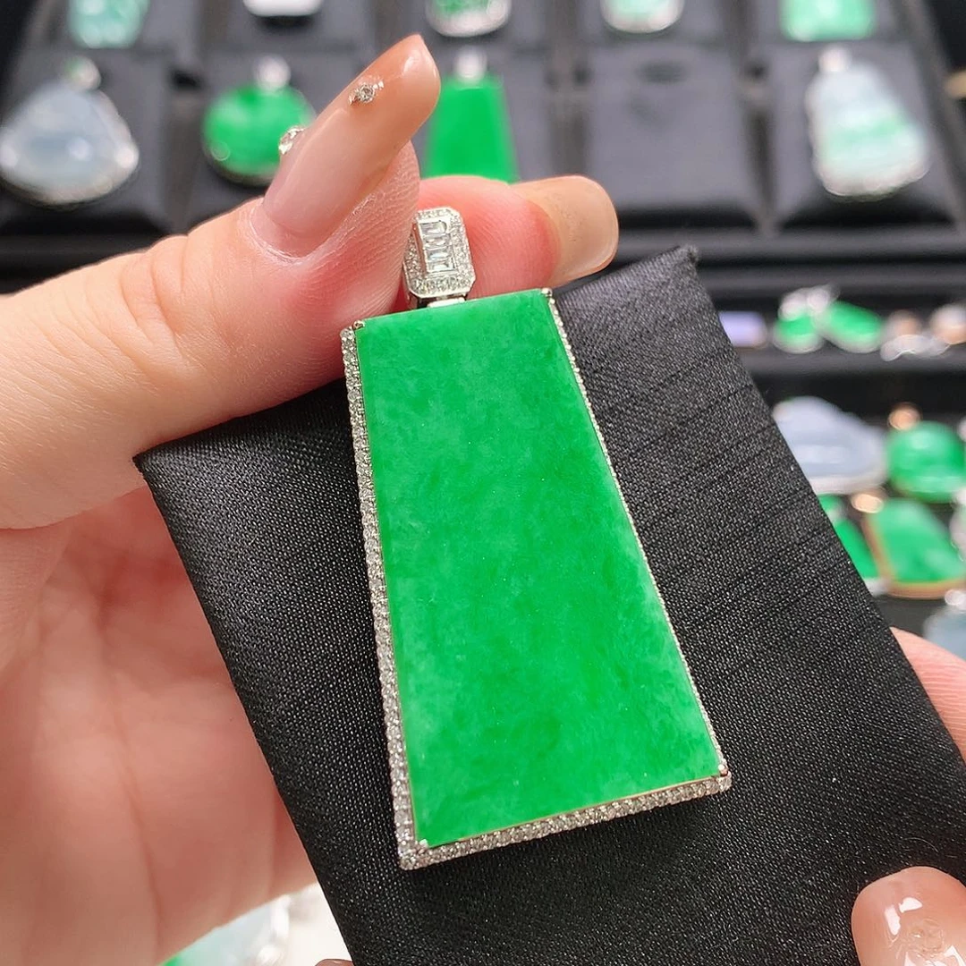 翡翠18K金镶嵌颈饰无事牌