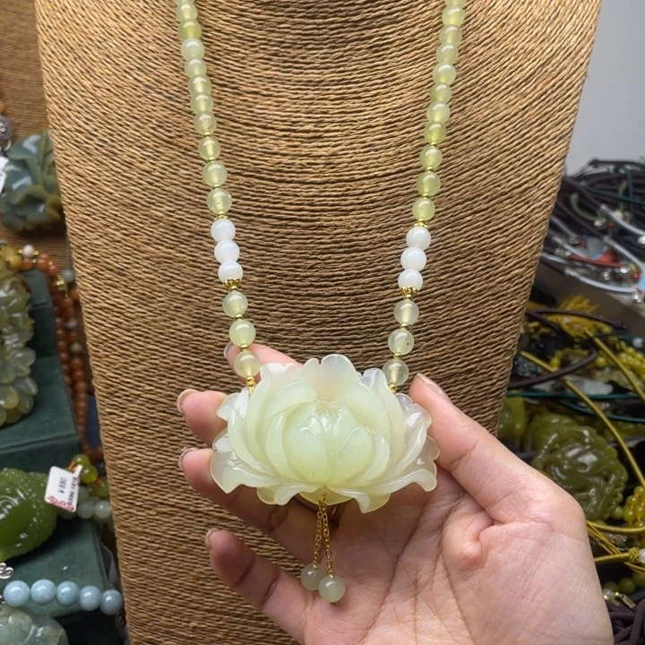 蛇纹石玉吊坠合金