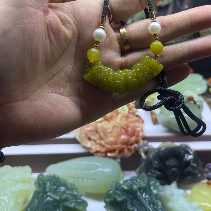 蛇纹石玉未镶嵌颈饰