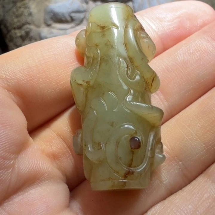 运***，颈饰未镶嵌和田玉（糖玉）