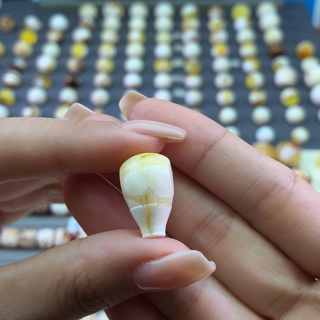 琥珀未镶嵌裸石12.4*20.7*12.8mm