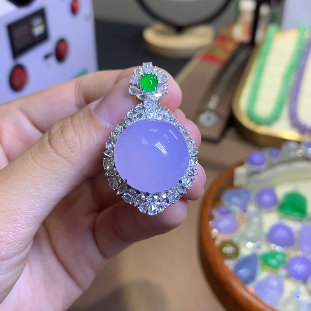 翡翠18K金镶嵌颈饰菇*翡翠