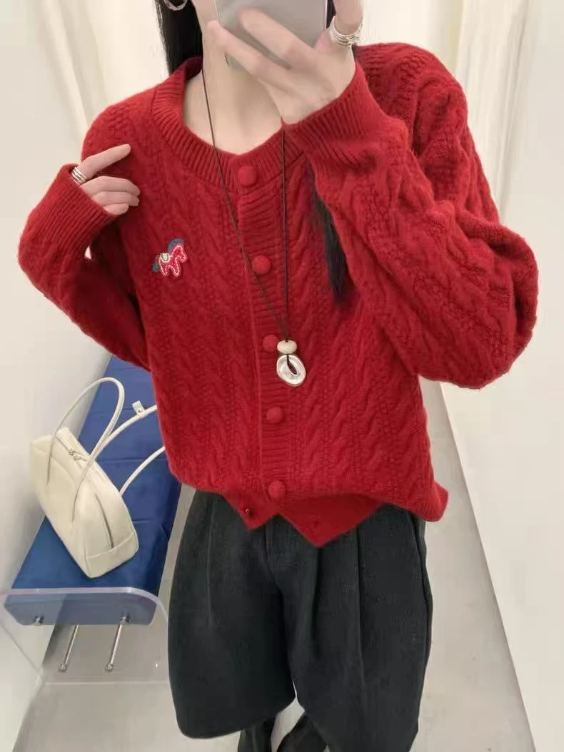 韩系复古圆领麻花纹针织开衫女新款2025冬新款小马贴布单排扣上衣