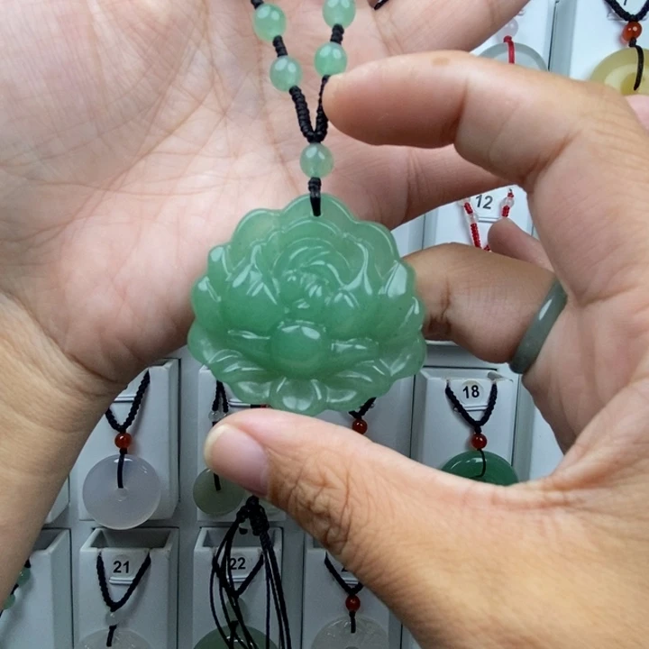 石英质玉未镶嵌颈饰