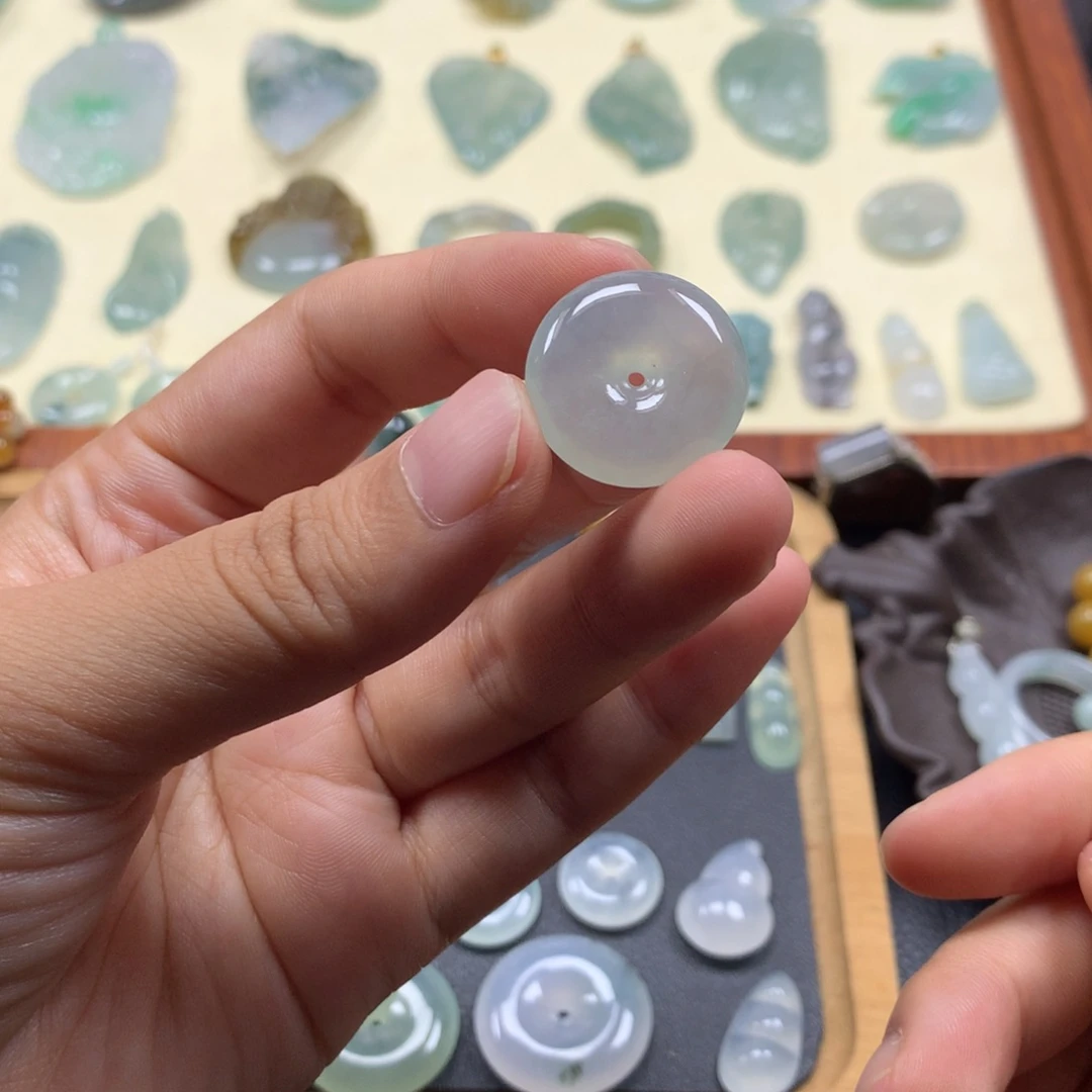 颈饰未镶嵌翡翠平安扣