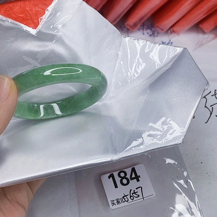 翡翠未镶嵌手镯一图一物实物为准（微瑕处理）
