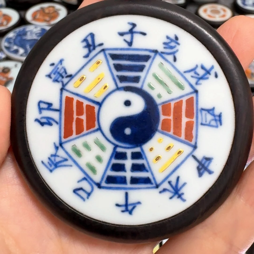 用***6瓷片粉彩八卦挂件一个