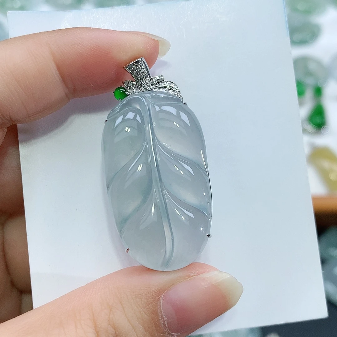 翡翠18K金镶嵌颈饰叶子