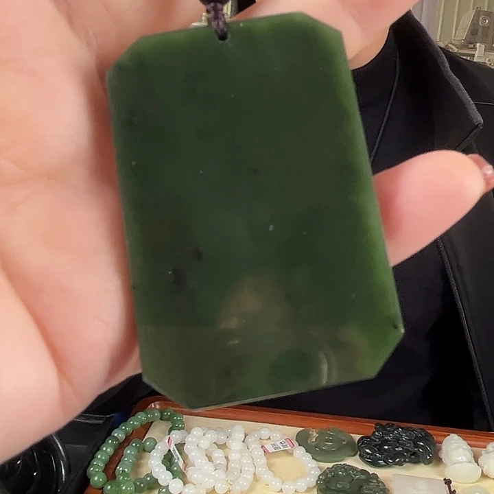 颈饰未镶嵌和田玉（碧玉）