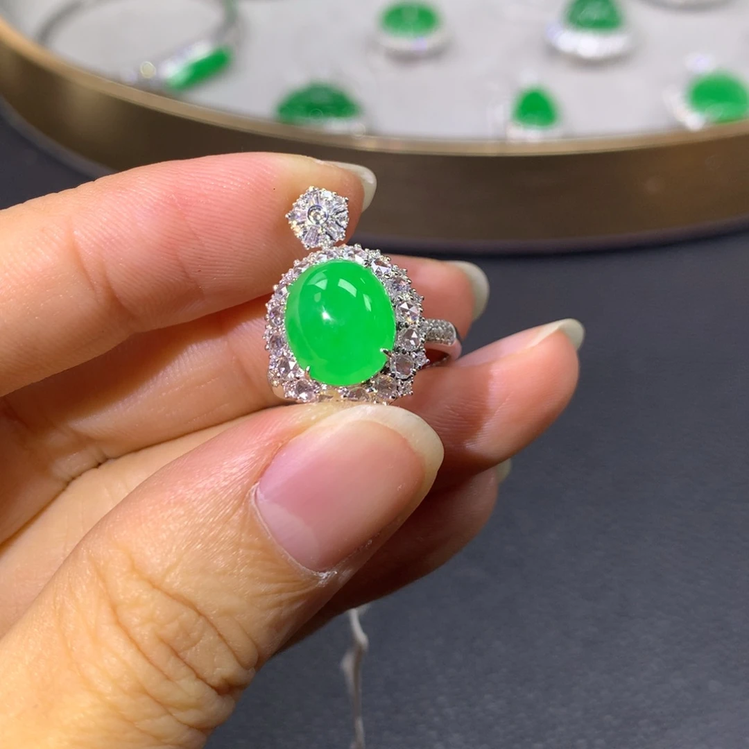 翡翠戒指18K金镶嵌2*。翡翠