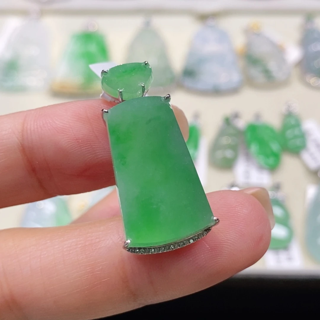 翡翠18K金镶嵌颈饰缅甸天然a货翡翠